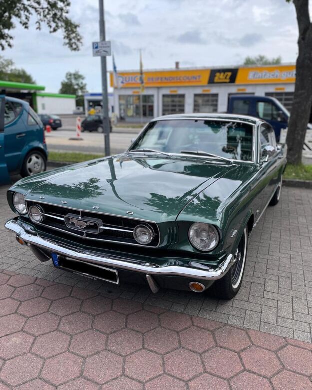 Ein dunkelgrüner Mustang GT steht auf einem Parkplatz